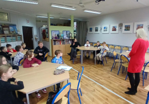 Uczniowie wraz z prowadzącą warsztaty podczas tworzenia aniołów z włóczki.