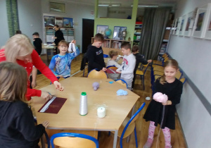 Uczniowie wraz z prowadzącą warsztaty podczas tworzenia aniołów z włóczki.