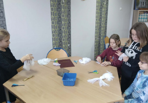 Uczniowie podczas tworzenia aniołów z włóczki.