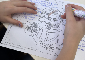 Uczniowie podczas wykonywania karty pracy.