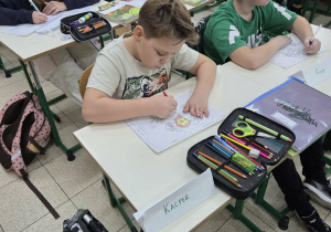 Uczniowie podczas wykonywania karty pracy.