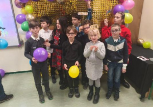 Uczniowie klasy 4c podczas zwiedzania na Zimowym Festiwalu Sztuk Rozmaitych