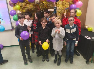 Uczniowie klasy 4c podczas Zimowego Festiwalu Sztuk Rozmaitych.