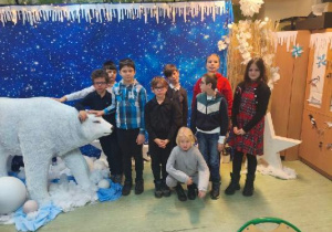 Uczniowie klasy 4c podczas zwiedzania na Zimowym Festiwalu Sztuk Rozmaitych