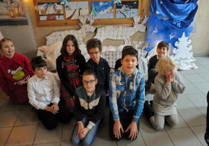 Uczniowie klasy 4c podczas zwiedzania na Zimowym Festiwalu Sztuk Rozmaitych