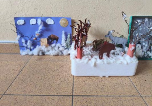 Prace uczniów klasy 4 c na konkurs "Zima w świecie przyrody".