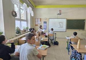 Uczniowie wraz z nauczycielem podczas lekcji poświęconej Władysławowi Reymontowi.
