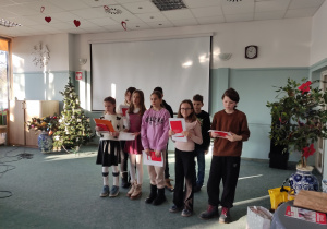 Uczniowie klasy 5c podczas krótkiego przedstawienia dla seniorów.