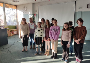 Uczniowie klasy 5c wraz z nauczycielką podczas krótkiego przedstawienia dla seniorów.