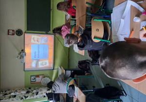 Uczniowie oglądający prezentację