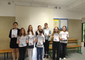 Uczniowie wraz z dyplomami podczas apelu