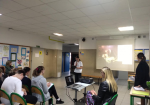 uczniowie podczas apelu