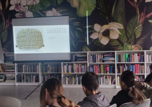 uczniowie podczas oglądania prezentacji