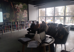 uczniowie podczas oglądania prezentacji