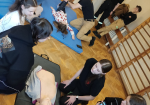 Uczniowie podczas warsztatów z pierwszej pomocy przedmedycznej.