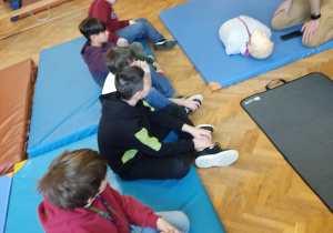 Uczniowie podczas warsztatów z pierwszej pomocy przedmedycznej.