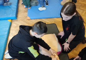 Uczniowie podczas warsztatów z pierwszej pomocy przedmedycznej.