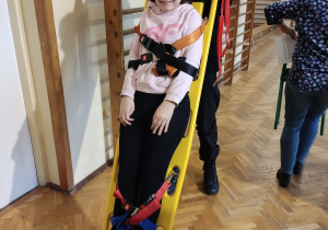 Uczennica leżąca na noszach do ewakuacji.