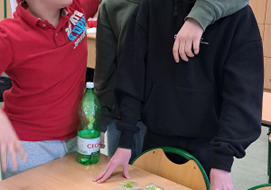 Uczniowie podczas prezentacji swoich potraw.