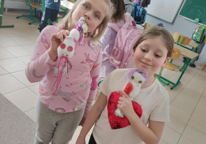 Uczennice ze swoimi pracami.