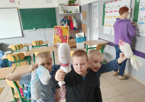 Uczniowie ze swoimi pracami.