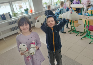 Uczennice ze swoimi pracami.