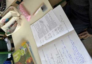 Zdjęcie zeszytu uczniowskiego z przygotowaną notatką.