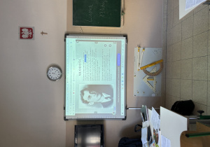 Zdjęcie tablicy multimedialnej z wyświetloną sylwetką poety.