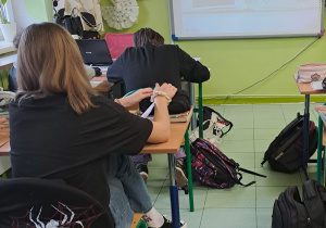 uczniowie podczas oglądania prezentacji