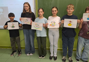 Uczniowie prezentujący swoje prace