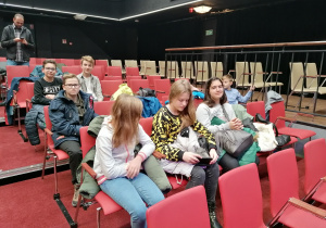 Uczniowie na widowni teatru