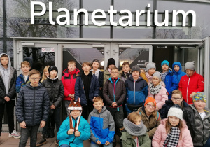 Uczniowie przed planetarium