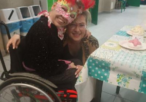 Uczennica wraz z nauczycielką podczas kiermaszu.