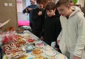 Uczniowie podczas kiermaszu.