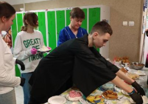 Uczniowie podczas kiermaszu.