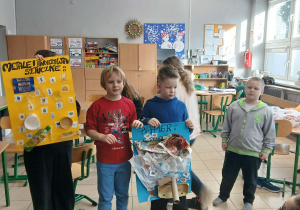 Uczniowie wraz ze swoim plakatem, który utrwalał zasady prawidłowej segregacji odpadów.