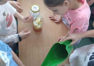 Uczniowie podczas obserwacji.