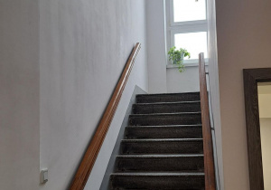 Klatka schodowa w kamienicy.