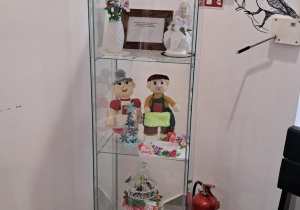 Gablota z pracami szydełkowymi znajdująca się w Miejskiej Strefie Kultury.