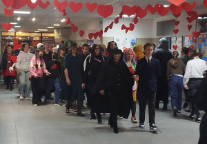 Uczniowie wraz z nauczycielami podczas balu ostatkowo-walentynkowego.