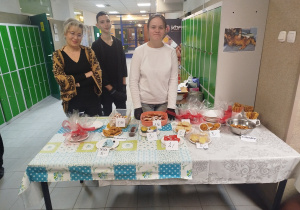 Uczniowie wraz z nauczycielem podczas kiermaszu.