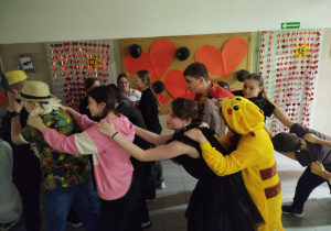 Uczniowie podczas balu ostatkowo-walentynkowego.