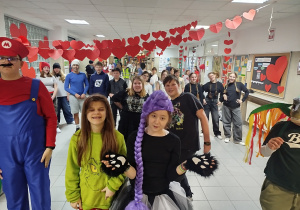 Uczniowie podczas balu ostatkowo-walentynkowego.