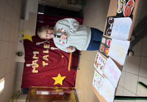 Uczestniczka podczas prezentacji swojego talentu.