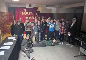 Zdjęcie grupowe. Na zdjęciu uczestnicy konkursu "Mam talent".