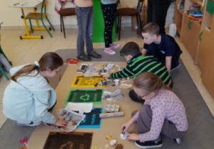 Wykonywanie plakatu dotyczącego prawidłowej segregacji odpadów.