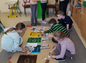 Plakat na temat prawidłowej segregacji odpadów.