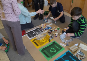 Wykonywanie plakatu dotyczącego prawidłowej segregacji odpadów.