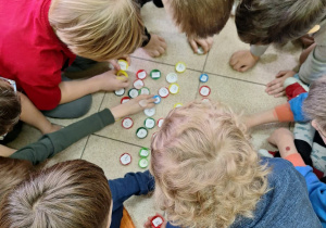 Uczniowie podczas zabawy „Graj z plastikiem – czytaj, licz i ratuj planetę”.