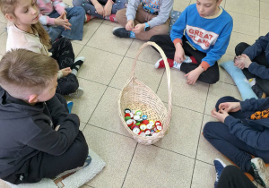 Uczniowie podczas zabawy „Graj z plastikiem – czytaj, licz i ratuj planetę”.